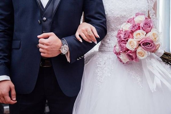 Comment choisir sa robe, son costume, ses alliances et son bouquet de mariage ? Le guide ultime pour les futurs mariés